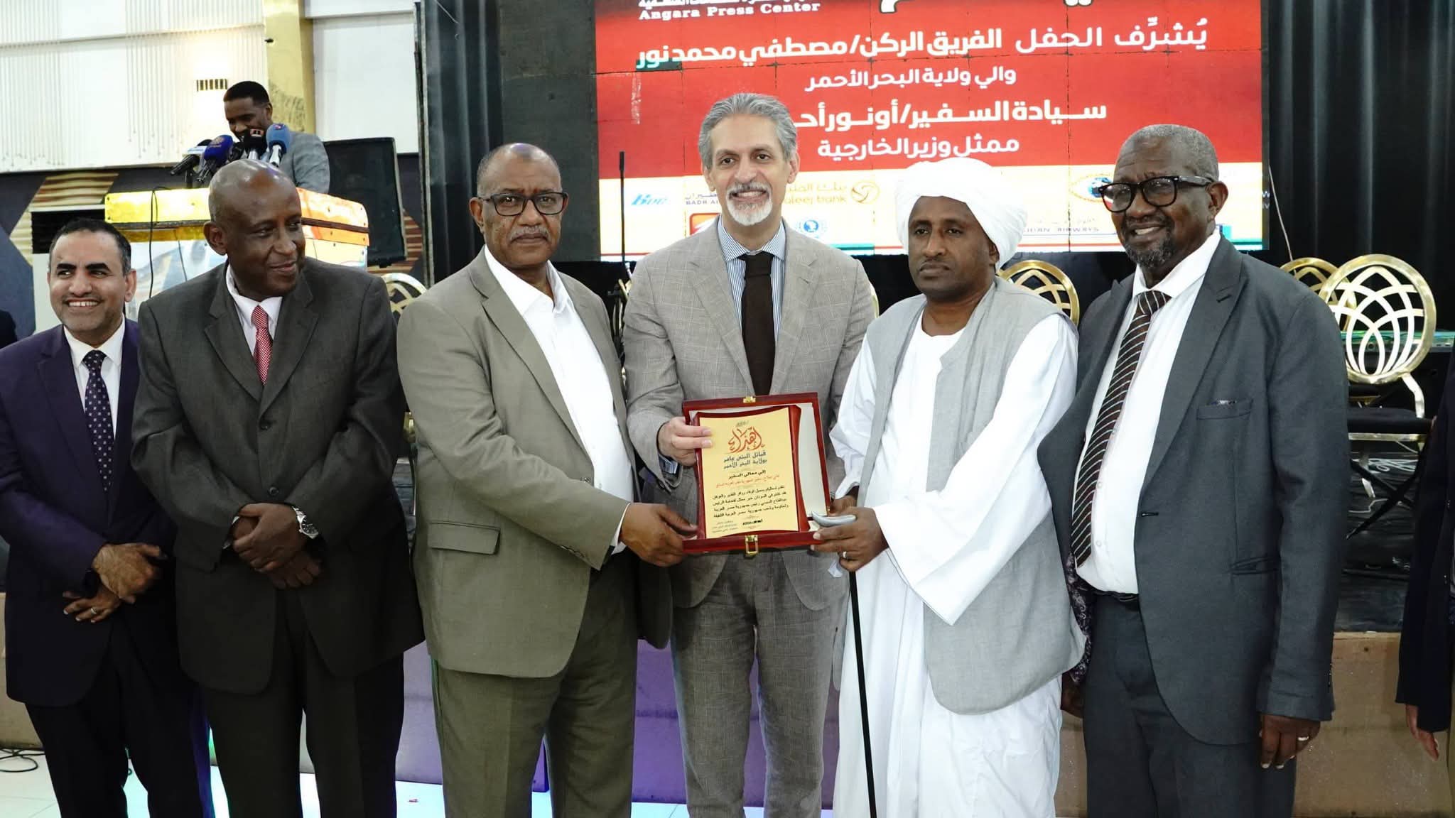 والي البحر الأحمر يكرم السفير المصري بمناسبة انتهاء فترة عمله بالسودان