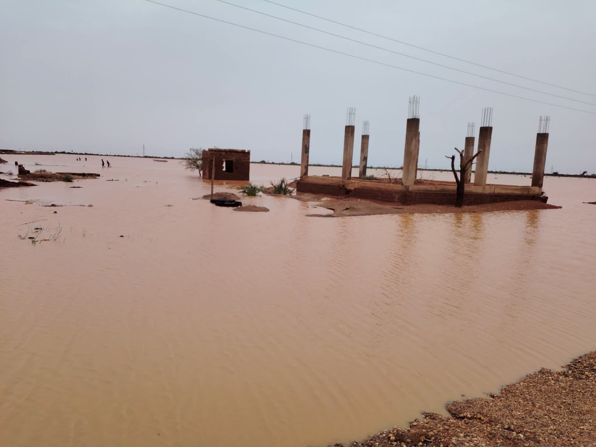 السيول تجرف عدداً من منازل المواطنين بالمناقل