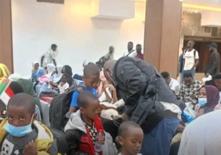 "بدعم كويتي".. وصول 150 سودانياً من أوغندا إلى مطار الخرطوم ضمن العودة الطوعية