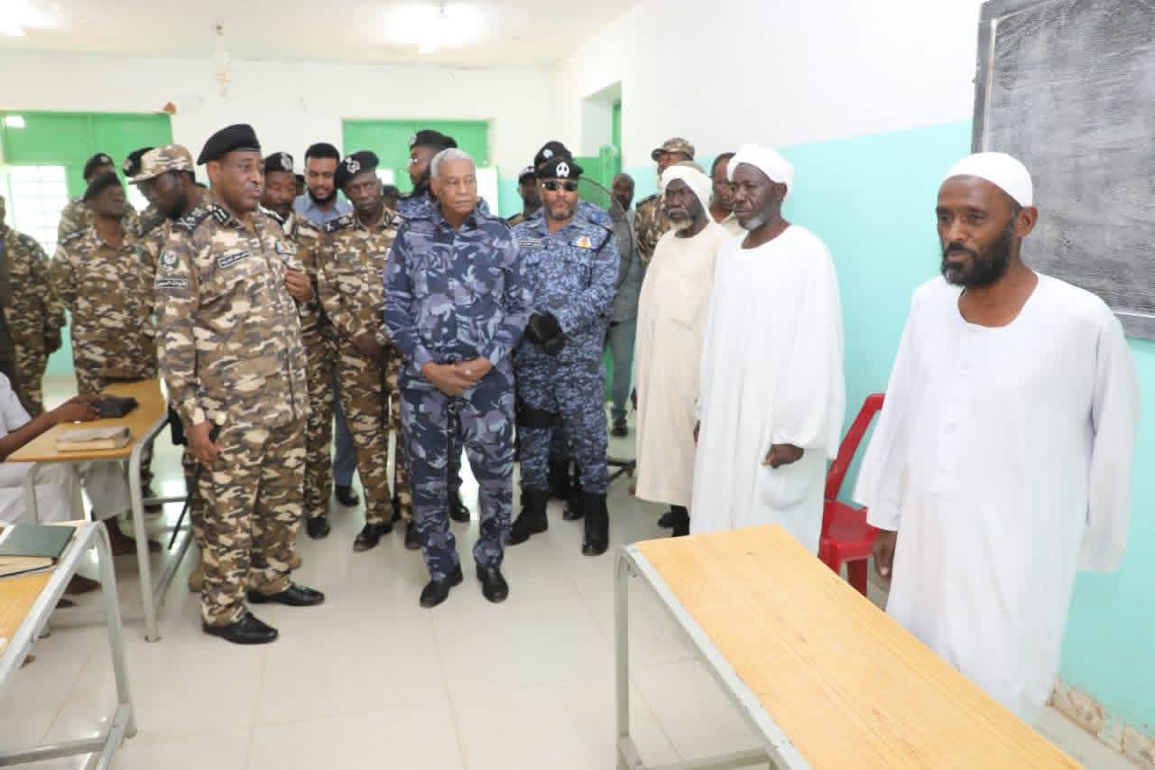 وزير الداخلية يشيد بالبرامج الإصلاحية الخاصة بالنزلاء