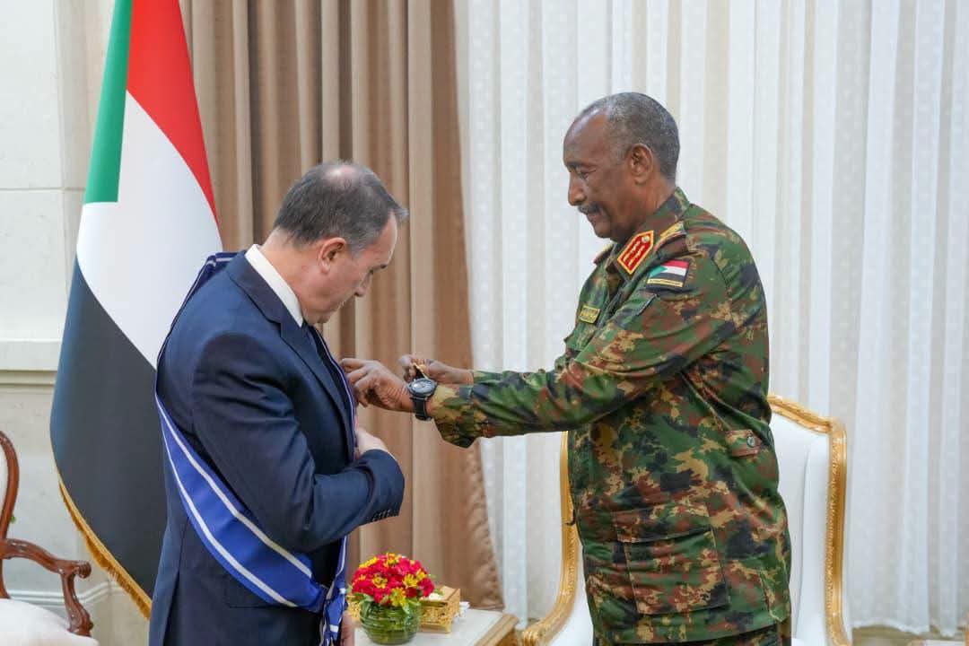 البرهان يمنح السفير التركي وسام النيلين من الطبقة الأولى