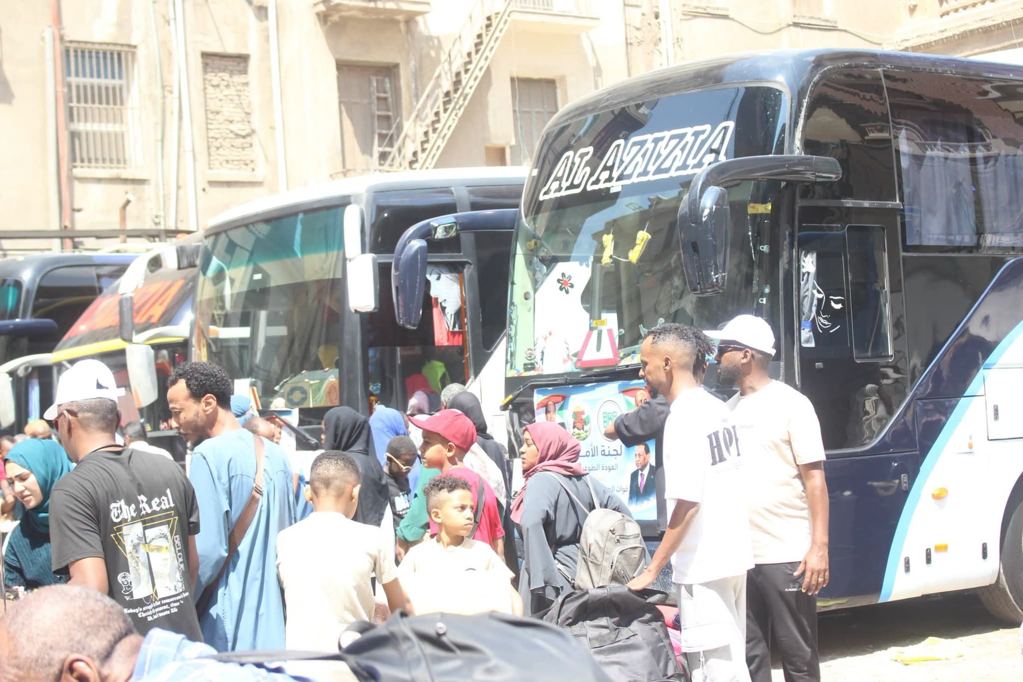 "الجمارك" تُفوّج 550 من منسوبيها وأسرهم من مصر إلى السودان