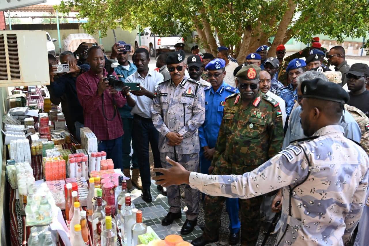 والي القضارف يقف على ضبطيات مكافحة التهريب ويدشن اسطول مركبات جديدة