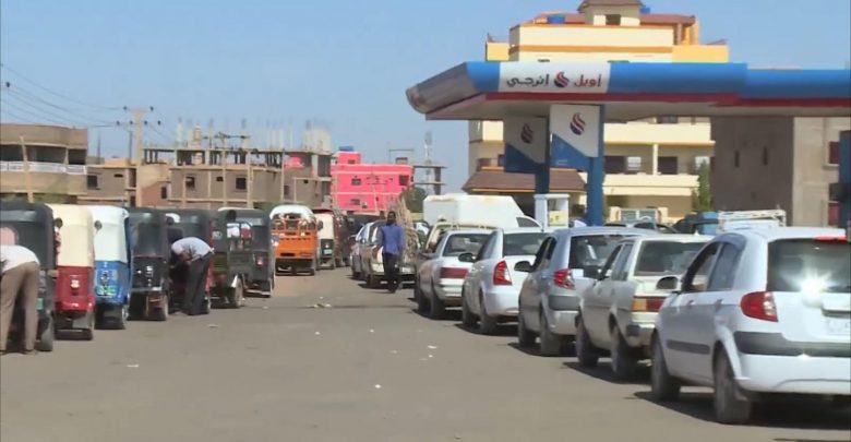 طوابير طويلة أمام محطات الوقود في الخرطوم والولايات... وأزمة خانقة في شندي