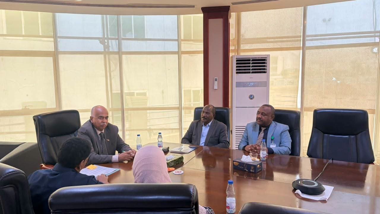 وزير الطاقة  يبحث مع النقابة العامة لعمال الكهرباء والتعدين والبترول قضايا العاملين وتعزيز دورهم في إعادة الإعمار