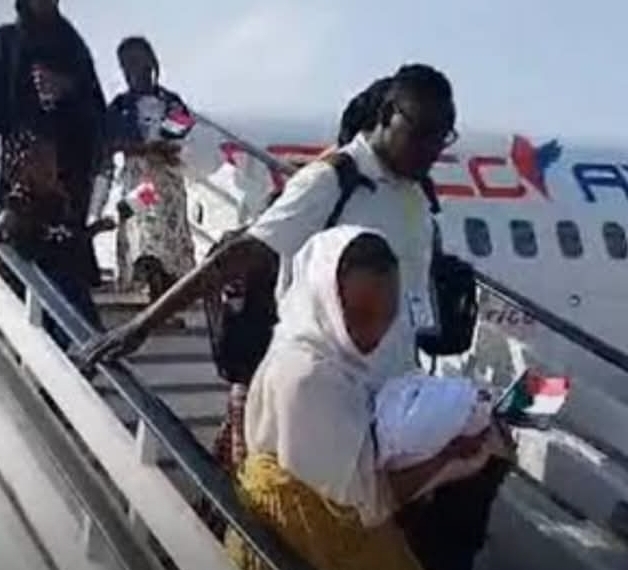 تسليم وثائق سفر وتذاكر  ل227سودانياً في اوغندا للعودة الطوعية للبلاد